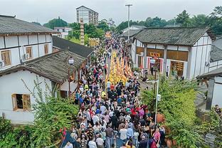 后防中坚！瓦拉内本场数据：15次解围，2封堵，3拦截，评分7.8分